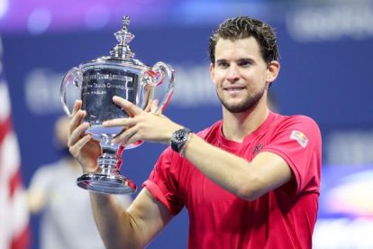 El tenista austriaco agarra embelesado su primer trofeo de Grand Slam.