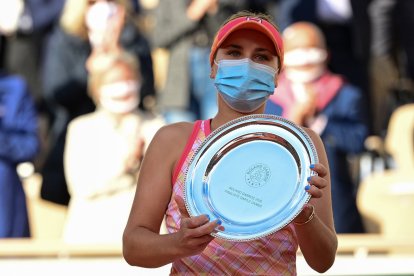Sofia Kenin, sosteniendo su título.