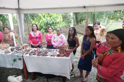 En ferias, las mujeres muestran sus variados trabajos para ayudar a sus familias.