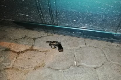 El arma que los sospechosos habrían utilizado en el intento de robo fue hallada debajo del vehículo en el que se fugaban.