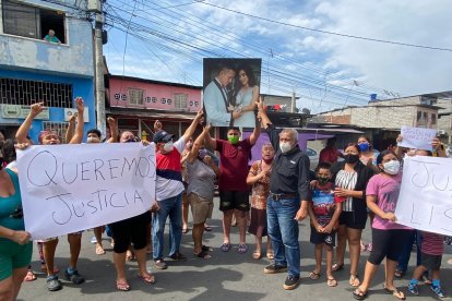 Con pancartas familiares y vecinos de la chica pidieron justicia por su muerte.