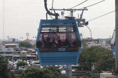 Samuel y sus padres se tomaban de las manos durante el recorrido, simulando estar en una montaña rusa.

FECHA : 28/12/2020 

Agencia (ag-extra)