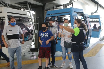 Guías en las paradas explicaban el uso del sistema. Hay que pagar 70 centavos por viaje.