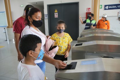 Para usar el medio de transporte hay que adquirir una tarjeta que sirve para dos viajes. 

FECHA : 28/12/2020 

Agencia (ag-extra)