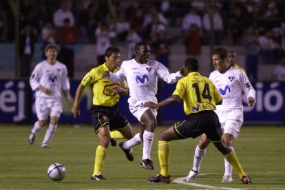 (24/07/2005) Canarios y universitarios se enfrentaron en la final del apertura. En la ida (en Guayaquil) ganó 1-0 el Ídolo y en Quito perdió 3-0.