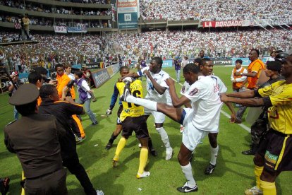 (17/12/2006) En la última fecha de la Liguilla Final, Barcelona y Liga de Quito  empataron 1-1, partido que terminó en una pelea entre los jugadores.
