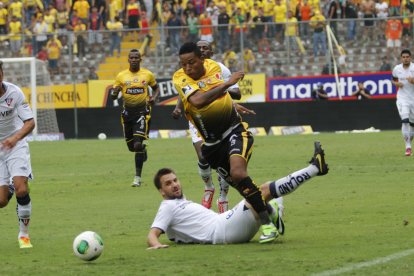 (23/11/2014) El cotejo entre Barcelona y Liga de Quito terminó 0-0, aunque Christian Suárez falló el penal frente a Alexander Domínguez.