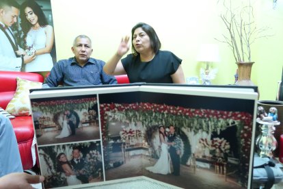 En el álbum familiar, los progenitores conservan las fotos del matrimonio de su hija.