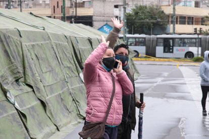 Familiares de pacientes con COVID se despidieron de ellos desde el parqueadero del Hospital IESS Quito Sur. 



Agencia (ag-extra ag-expreso ag-quito)