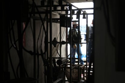 Funcionarios de la Empresa Eléctrica encontraron junto al cadáver un alicate.