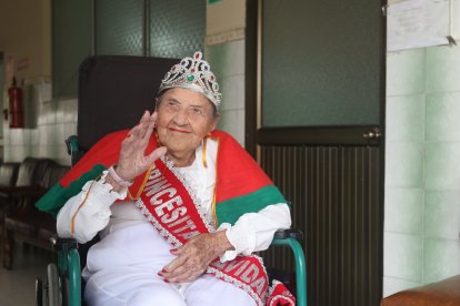 Ni el virus le quitó la corona a María Agusta Pólit, de 103 años, Princesa de Navidad, la mayor del hospicio.