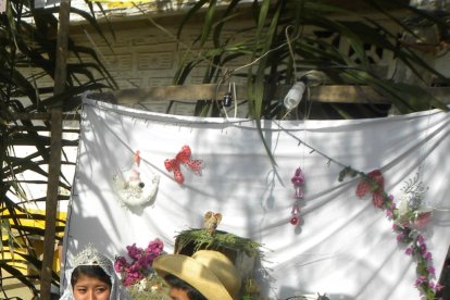 Dos jóvenes representaron a María y José con el Niño recién nacido.