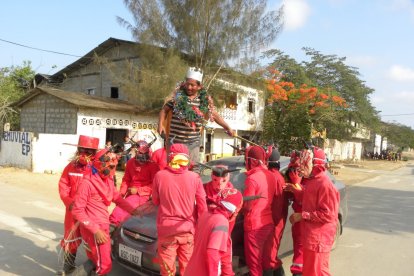 Cornelio Lainez Limón personifica al rey Herodes rodeado de diablillos.