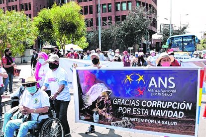 Plantón por la salud fue el eslogan que varias asociaciones piden al gobierno que aporten con insumos médicos para enfermedades catastróficas.