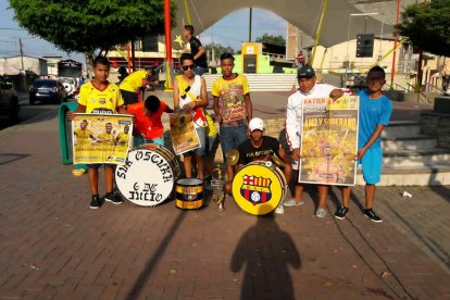 Aníbal Bravo junto a sus compañeros de la agrupación ‘Seis de Julio’, con la que no se perdía un solo partido de Barcelona en el Monumental.