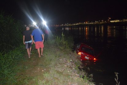 Temían que la corriente arrastre al automotor.