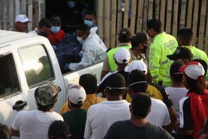 Mientras el cuerpo fue sacado, los familiares consolaban a la madre de la víctima.