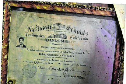 En su dormitorio tiene un diploma que certifica que estudió en un instituto de Estados Unidos.