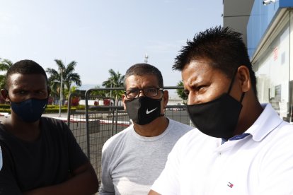 Familiares llegaron al Laboratorio de Criminalística para retirar sus restos.