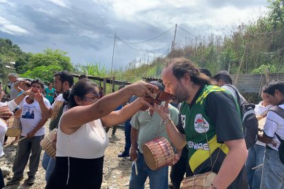 En los tres días de la jista festejan con chicha y tocan tambores.