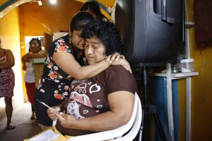 María Lino implora a Dios y la Virgen para que se esposo retorne.