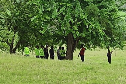 Cerca a un árbol, encontraron muerto a Benito Mendieta.