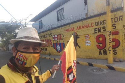 Las paredes de la Av. Barcelona en el Guasmo Norte de Guayaquil ya tienen la estrella 16. Miguel Pajarito Arana y sus locuras amarillas.
