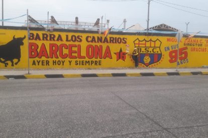 De locos, una pared pintada en homenaje a la estrella 16 del Barcelona.