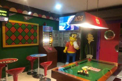 El local cuenta en su interior con todos los detalles, réplicas de la serie animada.
