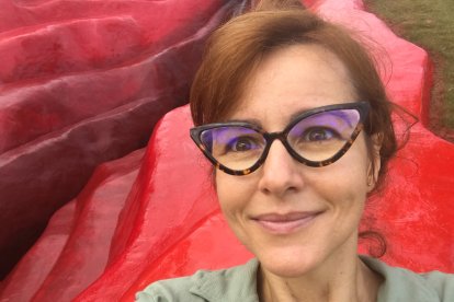 Juliana Notari y su obra de arte.