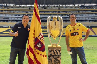 Uno de los mejores recuerdos de los fanáticos del Barcelona, la foto en el Monumental con el trofeo de la estrella 16.