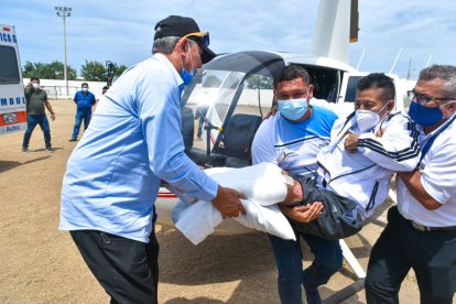 Geovanny fue trasladado por varias persons hacia una ambulancia, que luego lo llevaría hasta su domicilio.