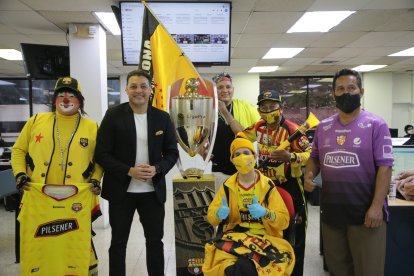 Trulito, Alfaro Moreno, David Cunalata,  Kendy Plaza, Miguel Arana y Patricio Plaza con el trofeo de Barcelona en EXTRA. 
PERIODISTA : JERSON RUIZ 

FECHA : 06/01/2021 

Agencia (ag-extra)