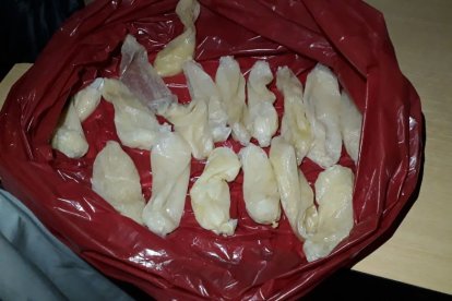 Entre ambos sospechosos llevaban más de un kilo de cocaína en su organismo.