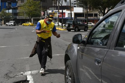 Él hace malabares para sobrevivir.