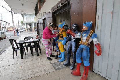 Pamela Pazmiño confía que logrará vender los últimos tres muñecos que le quedan.

PERIODISTA : JOSE PIZZA 

FECHA : 08/01/2021 

Agencia (ag-extra)