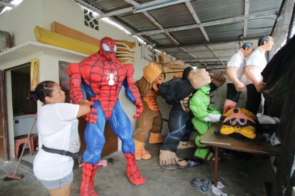 Victoria Tamayo guarda un Spiderman donde no sea víctima de las polillas.

PERIODISTA : JOSE PIZZA 

FECHA : 08/01/2021 

Agencia (ag-extra)