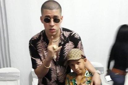 Rusito con el artista Bad Bunny, cuando fue telonero de este, en 2017.