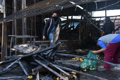 Los propietarios de algunos puestos no alcanzaron a salvar nada.