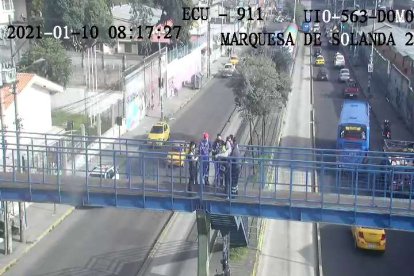 Otro de los instantes en que una persona quiere lanzarse y es asistida por los agentes.