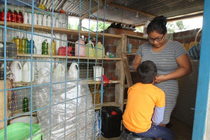 Rosa y su hijo Jonathan, quien también cayó en un sueño el pasado jueves.