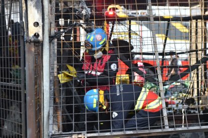 Los uniformados retiraron las estructuras que podrían colapsar. 


09 de enero de 2021

KARINA DEFAS 

Agencia (ag-expreso ag-extra ag-quito)