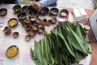 En las comunidades, los nativos elaboran artesanías con mates o bototos y otros elementos.