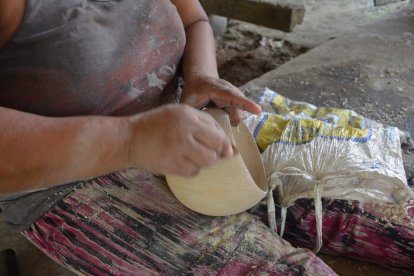 Unas cinco horas se tardas para sacarle brillo a la corteza del mate.