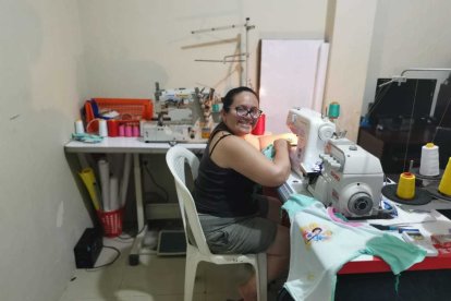 Alexandra Pazos se pega el cruce de la ciudad con tal de tomar sus clases. En su domicilio, en Los Rosales 2, tiene su taller.