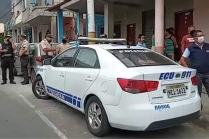 La presencia policial en las calles 10 de Agosto y Zenén Paredes del cantón Montecristi, alertó del deceso.