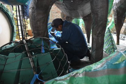 Pocos carros alegóricos habrá en el desfile. Se los elaboran en total hermetismo.