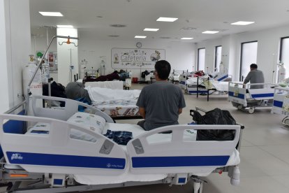 Las áreas de emergencias de los hospitales capitalinos vuelven a saturarse.

POR LA NUEVA CEPA DE CORONAVIRUS QUE HA LLEGADO A ECUADOR .

EN EL HOSPITAL ENRIQUE GARCES SE OBSERVA PERSONAS LLEGANDO A EMERGENCIA RESPIRATORIA



12 de enero de 2021

KARINA DEFAS 

Agencia (ag-expreso ag-extra ag-quito)