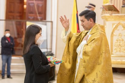 En el primer día de la novena, el párroco Carlos Ortiz bendijo la bandera de la ciudad.