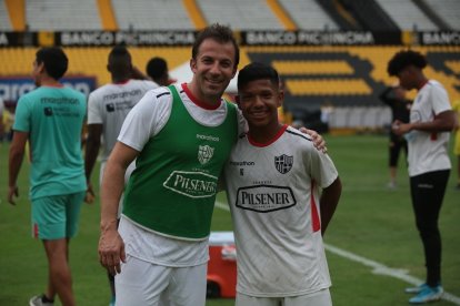 Christian Gallardo pudo tomarse una foto con el italiano Alessandro Del Piero.